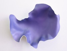 Détour violet - PVC thermoformé et peinture, 35x40x13cm, 2012